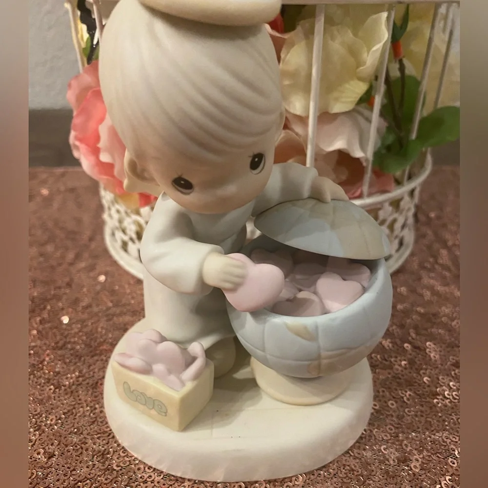 Precious moments figurine what the world needs is love #531065 - Picture 2 of 7